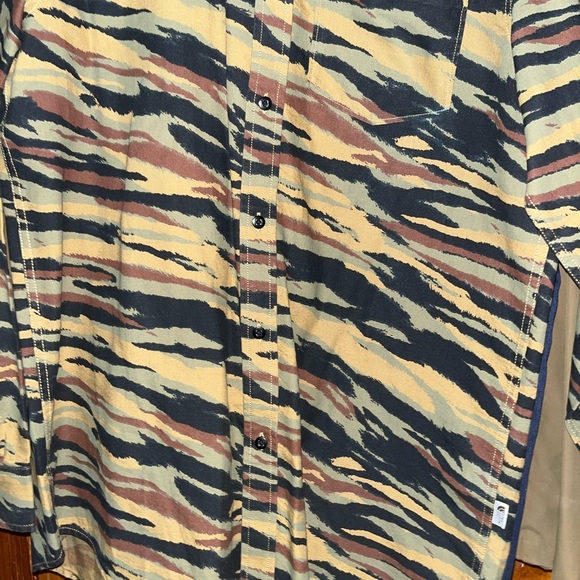 The north face camo button up - Picture 5 of 6